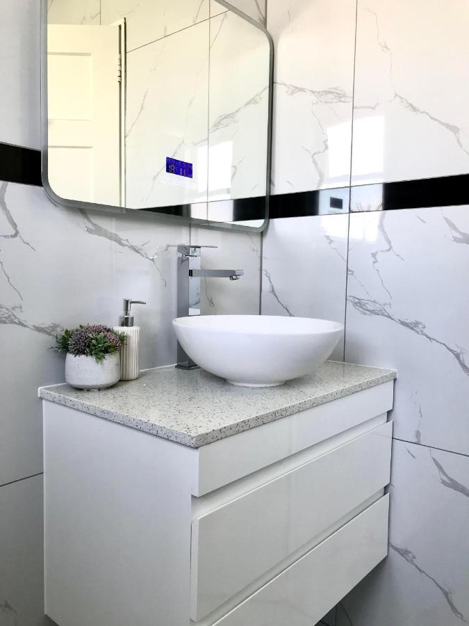 Bright & Comfy Stay In Newly Renovated Home With Parking Auckland Exterior foto